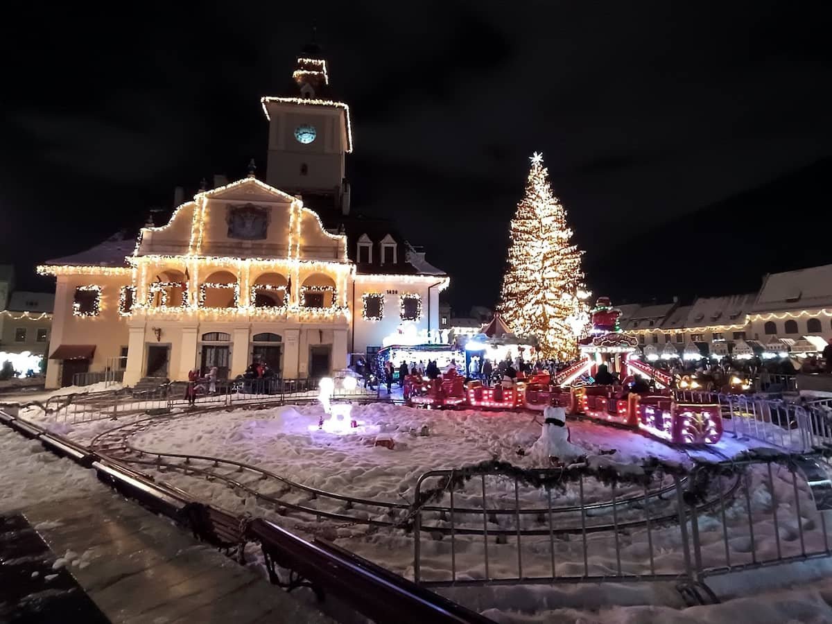 Revelionul în Brașov: piața, muntele și dimineața de după