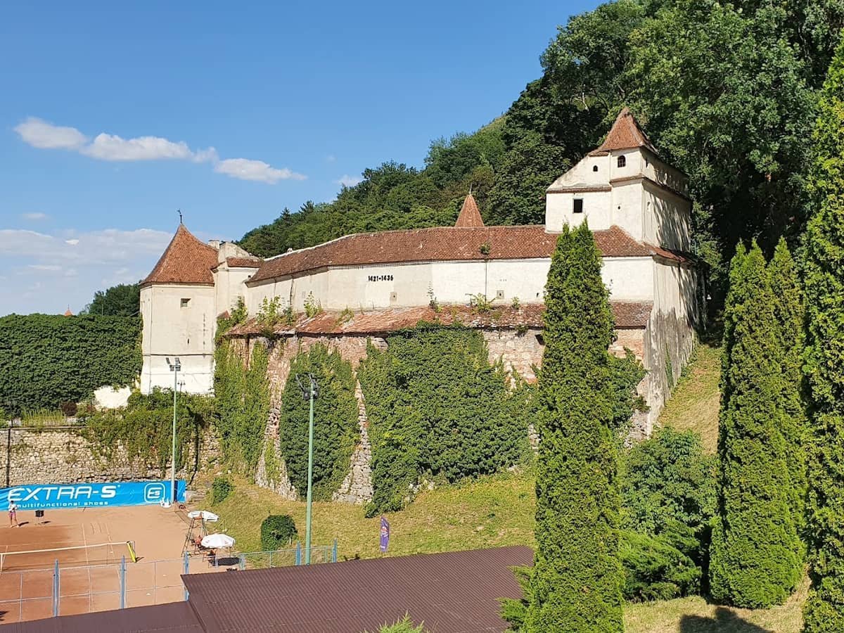 Zidurile, turnurile și bastioanele Brașovului: pe urmele apărării medievale